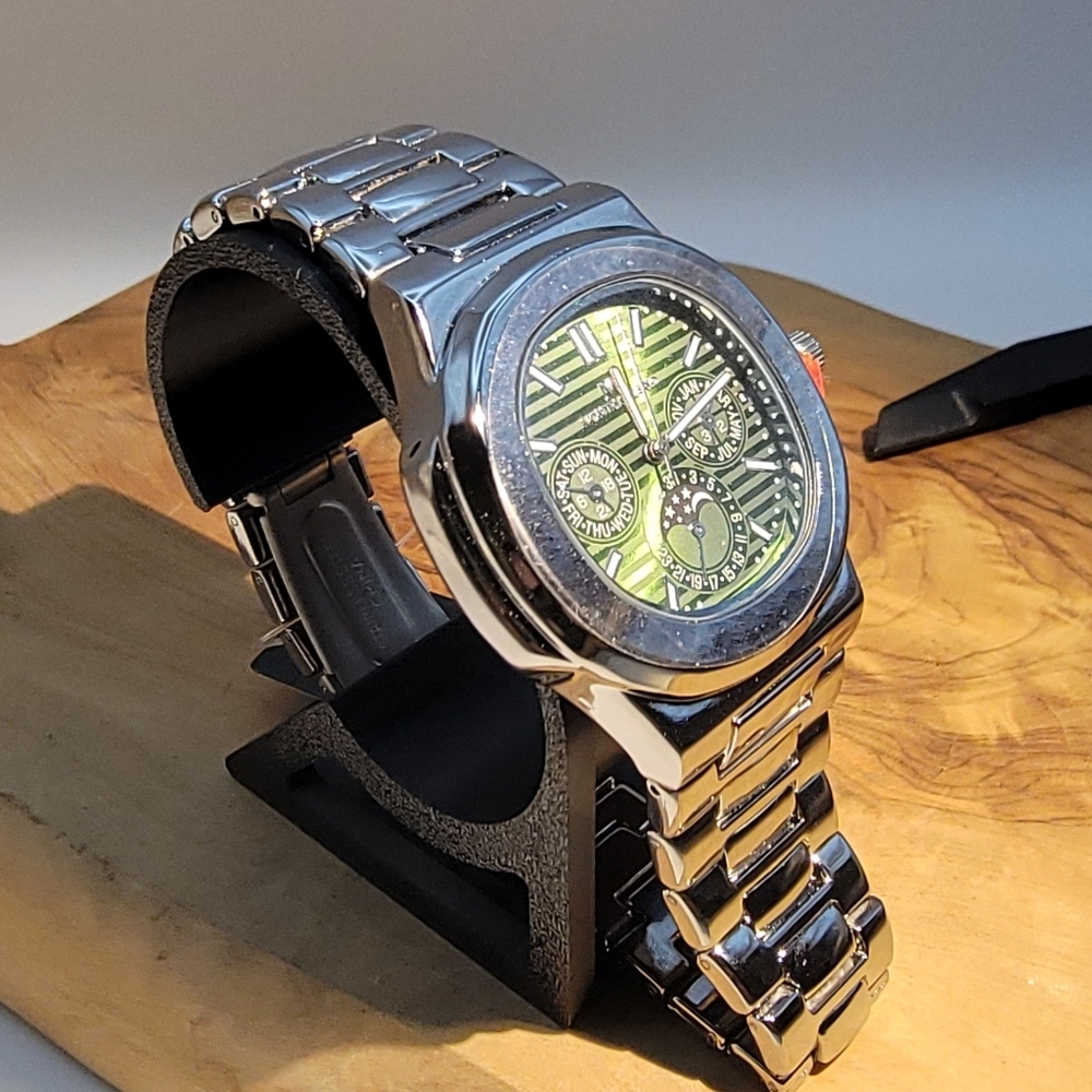 NWT Elegant Stainless Green Sunray Dial Polished Case Men's Watch Replica 42mm